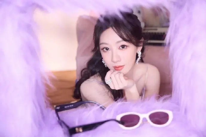 儿童使用平板阅读电子绘本